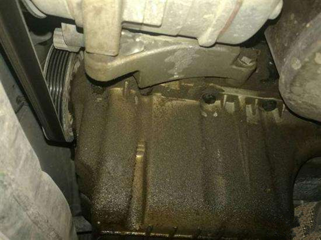 都說發(fā)動機漏油，具體發(fā)動機哪個部位能漏油？